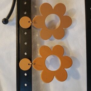 Earrings Tan, almost a mustard yellow daisy. Metal coated with rubberized paint